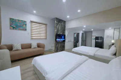 Familienzimmer mit Balkon — Le Vu Hotel